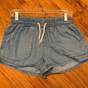 Love Tree Size Small elastic waist with drawstring & pocketed short shorts